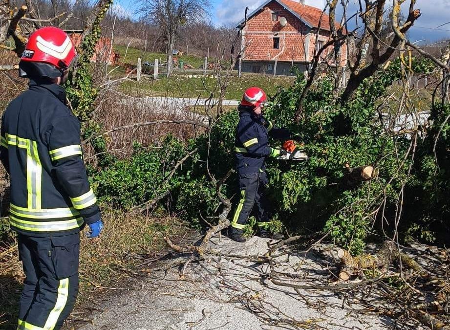 Jak vjetar zadao posla Dobrovoljnom Vatrogasnom Društvu Velika