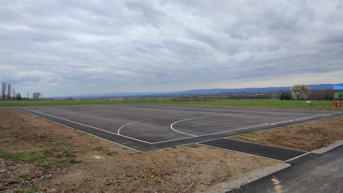 Izgrađeno športsko igralište i pristupna cesta u Područnoj školi u Biškupcima